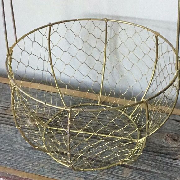 Farm house chicken wire basket with handle - Picture 2 of 6